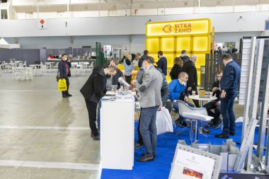 Kiev, Ukrayna 18 Mart 2021 uluslararası bina sergisi bir salgın sırasında. İnşaat ve onarım ekipmanları. Sergide iş toplantıları. Sergi ve sosyal uzaklık.