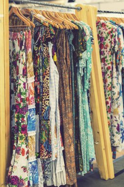 Mağazada bahar ve yaz kadın kıyafetleri var. Parlak, modern kıyafetler bir butikte. Kadınların kalça giyim mağazası iç konsepti. Kıyafet seçimi konsepti. ses tonlu