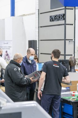 Kiev, Ukrayna 18 Mart 2021 uluslararası bina sergisi bir salgın sırasında. İnşaat ve onarım ekipmanları. Sergide iş toplantıları. Sergi ve sosyal uzaklık.