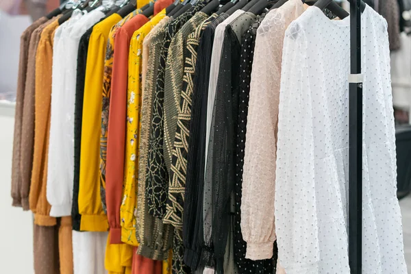 Mağazada bahar ve yaz kadın kıyafetleri var. Parlak, modern kıyafetler bir butikte. Kadınların kalça giyim mağazası iç konsepti. Kıyafet seçimi konsepti. ses tonlu