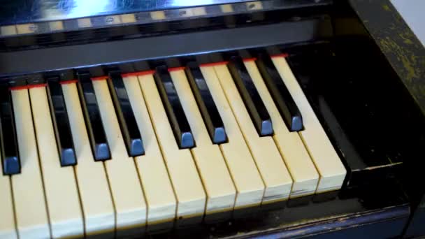 Manos de pianista practicando piano. Artista músico toca instrumento, Concepto Educación musical y performance. Primer plano de la mano de una chica tocando un piano — Vídeo de stock