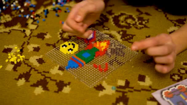 A criança joga o jogo educacional intelectual. criança coloca o quebra-cabeça. Crianças jogo de quebra-cabeça na mobilidade das mãos. Construtor de bolas coloridas para crianças — Vídeo de Stock