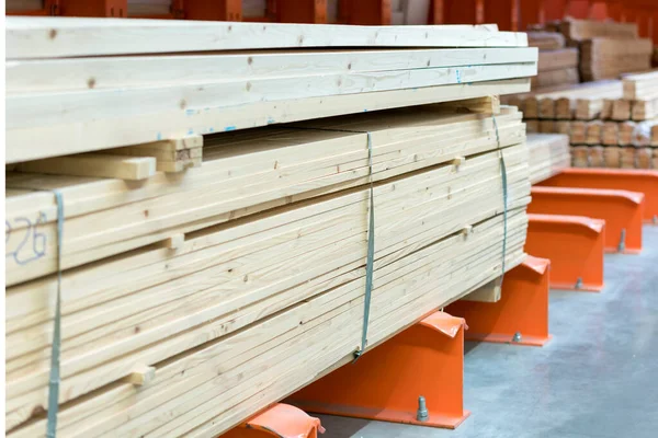Veel houten planken in de ijzerhandel. Stapels houten planken bij de bouwmaterialenwinkel. Boards in een ijzerwinkel. Reparatie- en bouwconcept — Stockfoto