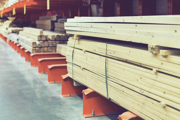 Hırdavatçıda bir sürü tahta var. İnşaat malzemeleri dükkanında bir yığın tahta. Hırdavatçıda tahtalar. Onarım ve inşaat konsepti