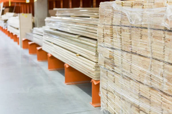 Viele Holzbohlen im Baumarkt. Holzplanken stapeln sich im Baustofflager. Platten in einem Baumarkt. Reparatur- und Baukonzept — Stockfoto