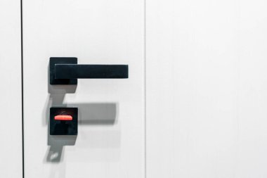 Anahtarlar kilide sıkışmış. Kapalı kapı kilitleri, emlak konsepti kapı kolu, anahtar yerleştirme ve beyaz kapının yatay metal düğmesini tut. ses tonlu