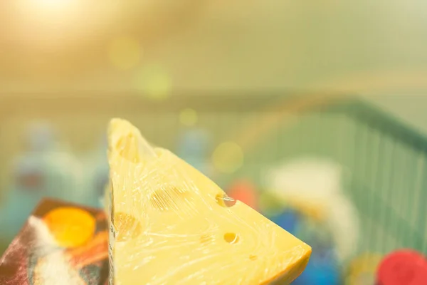 Сыр в тележке. тонированные — стоковое фото