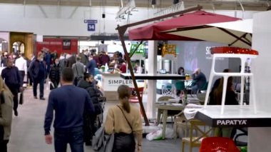 Kiev, Ukrayna 5 Mart 2021. Salgın sırasında mobilya sergisi. Uluslararası Mobilya Aksesuarları Sergisi. Mobilya üretimi için ekipman. Sergi ve sosyal uzaklık