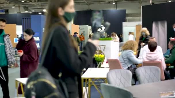 Kyjev, Ukrajina 5. března2021. Výstava nábytku během pandemie. mezinárodní výstava nábytkových doplňků Zařízení pro výrobu nábytku. Výstava a společenská vzdálenost — Stock video