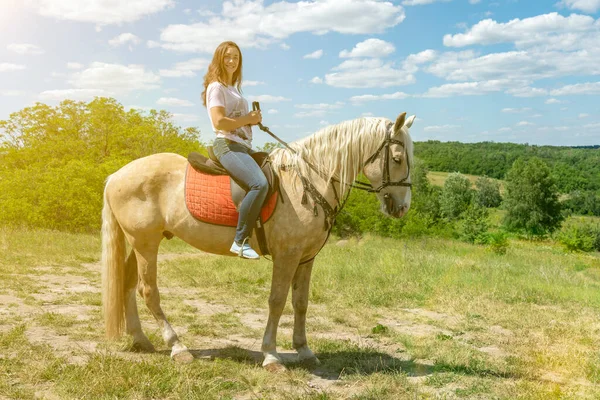 Beyaz atın binicisi. Beyaz ata binen genç bir at, açık hava manzaralı. Beyaz atlı kız özgürce koşuyor. ses tonlu — Stok fotoğraf