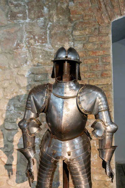 Galeria de cavaleiros armaduras. Cavaleiros armaduras de ferro no museu. tonificado — Fotografia de Stock