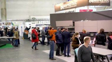 Kiev, Ukrayna 5 Mart 2021. Salgın sırasında mobilya sergisi. Uluslararası Mobilya Aksesuarları Sergisi. Mobilya üretimi için ekipman. Sergi ve sosyal uzaklık