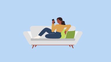 Kanepede dinlenen kadın aniden telefonundaki bir şeye şok veriyor.