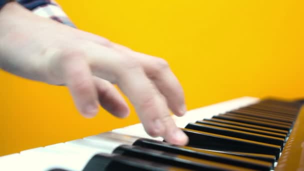 Un hombre tocando el piano, primer plano de las manos — Vídeos de Stock