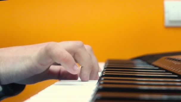 Um homem tocando piano, close-up de mãos — Vídeo de Stock