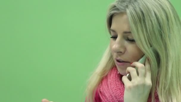 Giovane ragazza che parla al telefono in ufficio — Video Stock