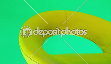 Resim sarı modern sandalye üzerinde bebek aksesuarları