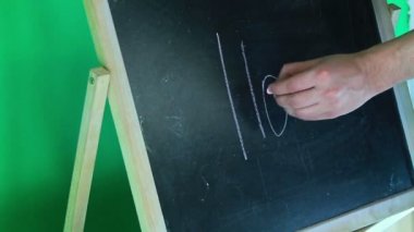 adam seni seviyorum bir tahtaya yazıyor