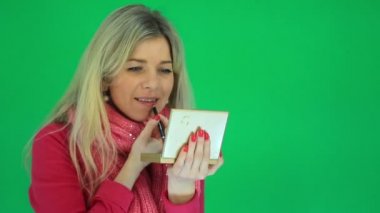 güzel kız bir ayna önce ruj dudakları boyalar.