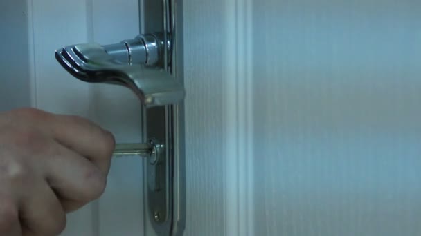 Nahansicht von oben männliche Hand, die Schlüssel in Tür einsteckt — Stockvideo
