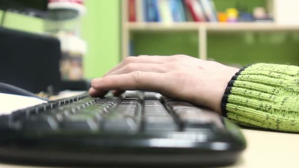 Bilgisayarda çalışan bir adamın elleri — Stok video