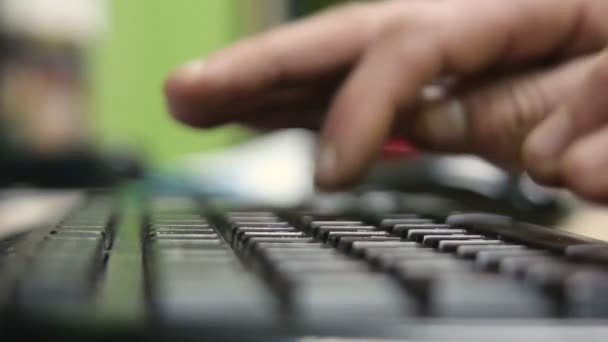 Handen van een man aan het werk met computer — Stockvideo