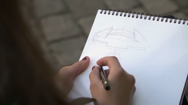 O artista desenha em uma folha — Vídeo de Stock