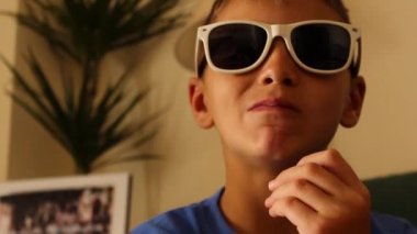 Turşu yemek ve gülümseyen bir çocuk