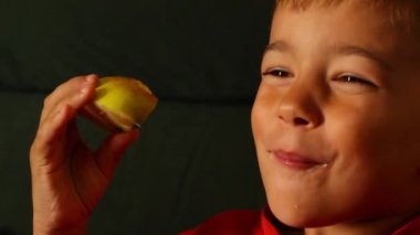 Ekşi elma ve frowns yiyen çocuk
