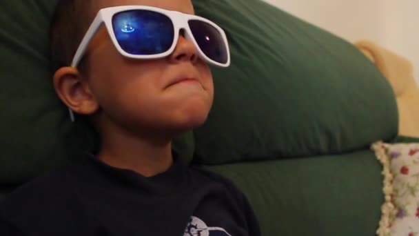 Un jeune garçon tourne la tête dans des lunettes — Video