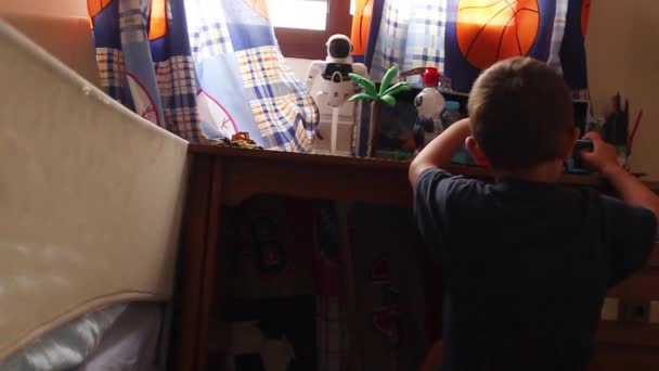 Menino brincando no quarto das crianças — Vídeo de Stock