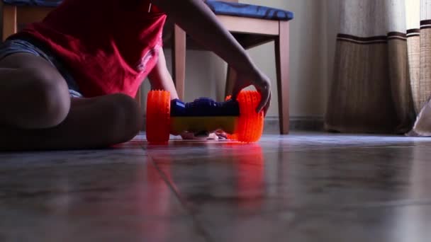 Kleine jongen spelen machine op de verdieping — Stockvideo