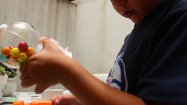 Küçük çocuk şeker çekmeye çalışıyordu