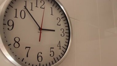 Saat wal üzerinde asılı