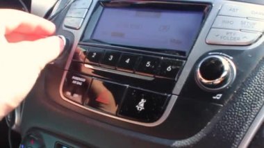 Adam araba radyo nağme içinde