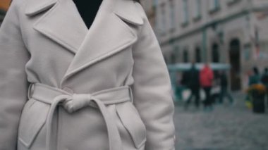 Kadın cep telefonundan aranıyor.