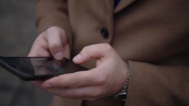 Adam akıllı telefondan mesaj yazıyor.