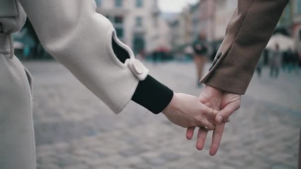 Man en vrouw hand in hand — Stockvideo