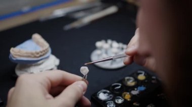 Diş Laboratuvarında Seramik Crowns ile çalışan diş teknisyeni.