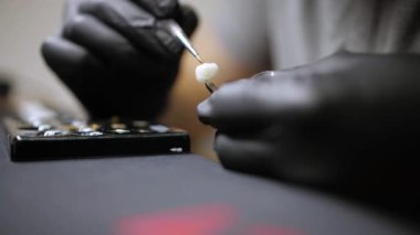 Diş Laboratuvarında Seramik Crowns ile çalışan diş teknisyeni.