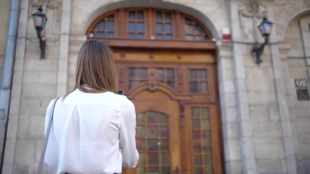 Mujer toma fotos de una hermosa puerta — Vídeo de stock
