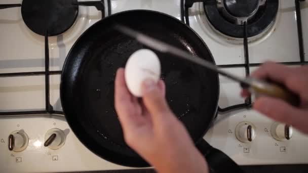 Breek het ei en maak roerei — Stockvideo