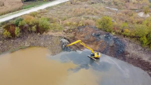 La escalera mecánica despeja el lago. Fotografía aérea — Vídeos de Stock