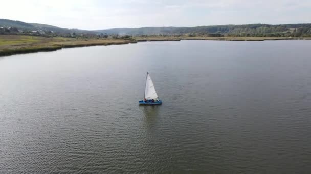 Łódź z białym żaglem na jeziorze — Wideo stockowe