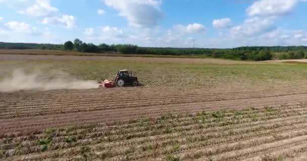 A tractor is harvesting in the field — Stock Video