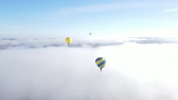 Des ballons dans le ciel. Photographie aérienne — Video