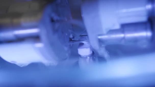 Фрезерний верстат робить форму зуба — стокове відео