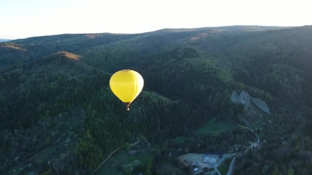 Um balão voa sobre as montanhas — Vídeo de Stock