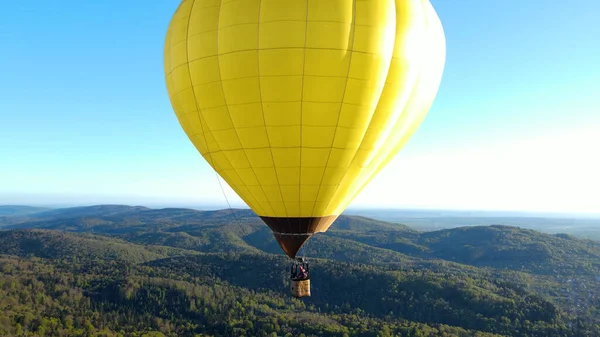 Yeşil dağların üzerinde uçan bir balon