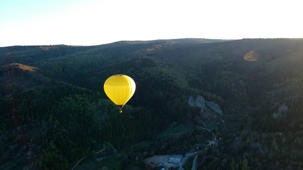Ένα μπαλόνι πετάει πάνω από τα πράσινα βουνά — Φωτογραφία Αρχείου